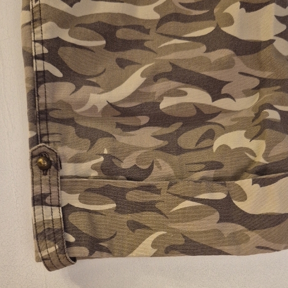 Harley-Davidson Desert Camo Capris - Picture 7 of 8